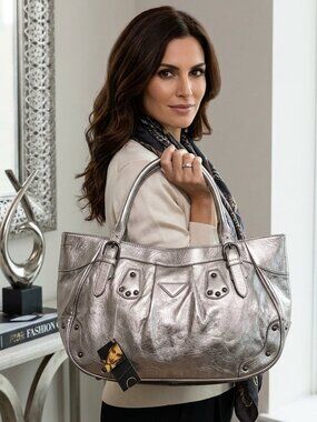 New With Tags Women's High Fashion Metallic Designer Look Handbag🔥